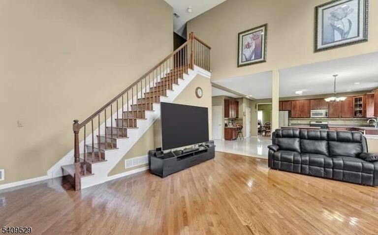 Property listing MLS 4008227 photo 2