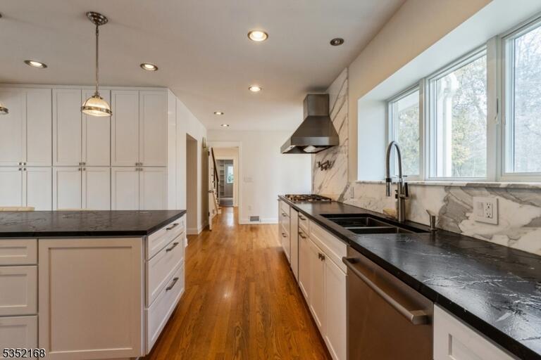 Property listing MLS 4035785 photo 3
