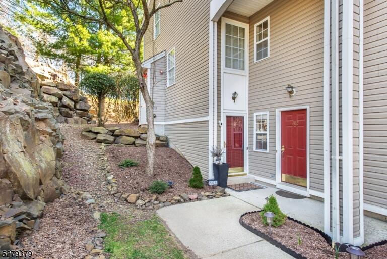 Property listing MLS 4038605 photo 2