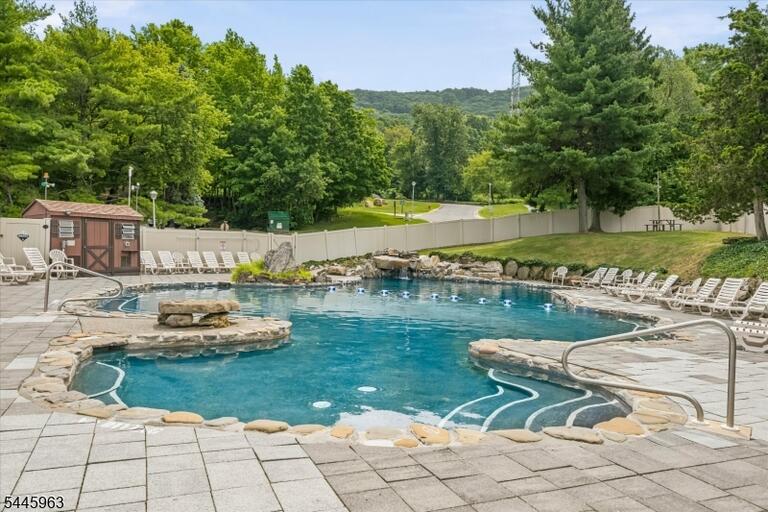 Property listing MLS 4040139 photo 17