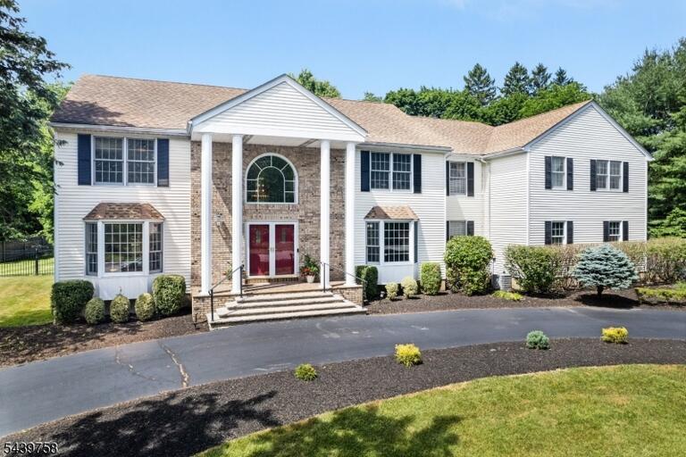 Property listing MLS 4040209 photo 1