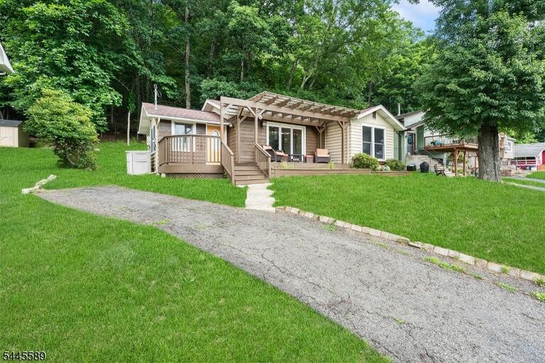 Property listing MLS 4040571 photo 1
