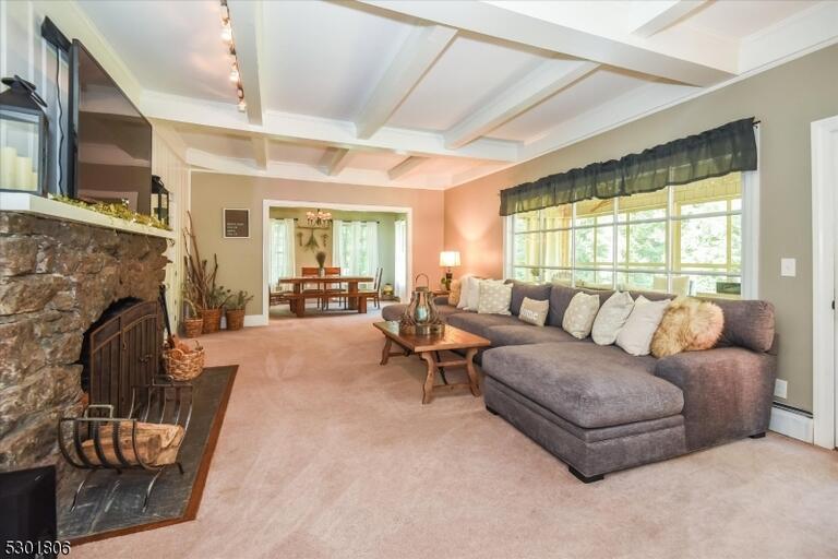 Property listing MLS 4044180 photo 2
