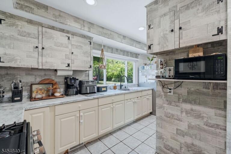 Property listing MLS 4047719 photo 13