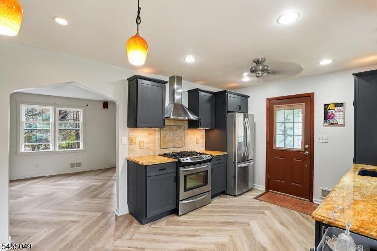 Property listing MLS 4047870 photo 3