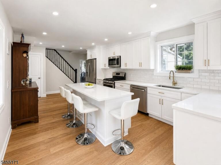Property listing MLS 4048000 photo 3