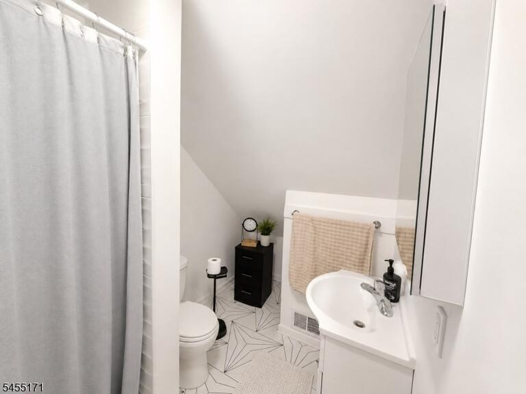 Property listing MLS 4048000 photo 8