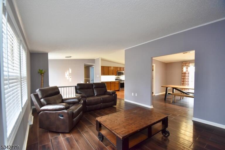 Property listing MLS 4048520 photo 2
