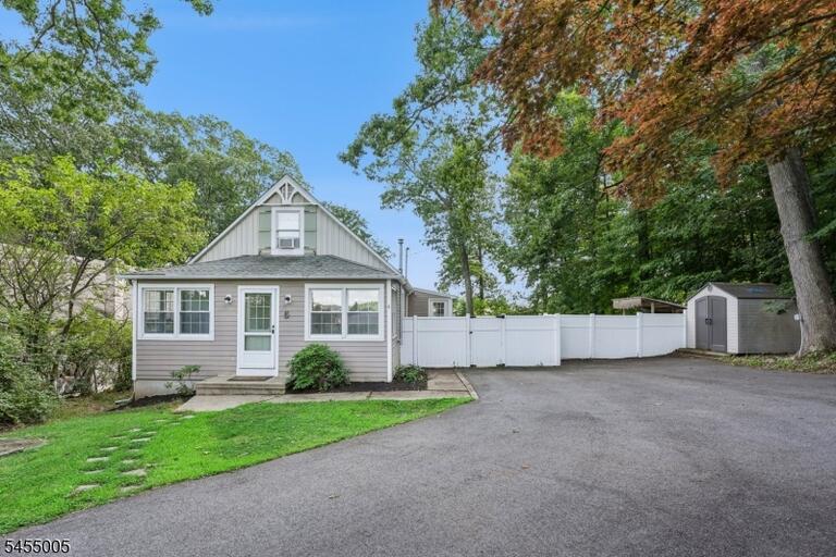 Property listing MLS 4048821 photo 2