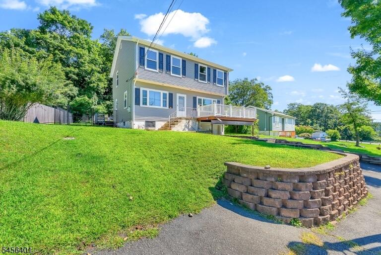 Property listing MLS 4049000 photo 2