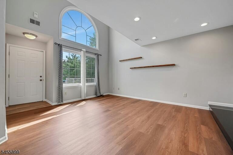 Property listing MLS 4049023 photo 2