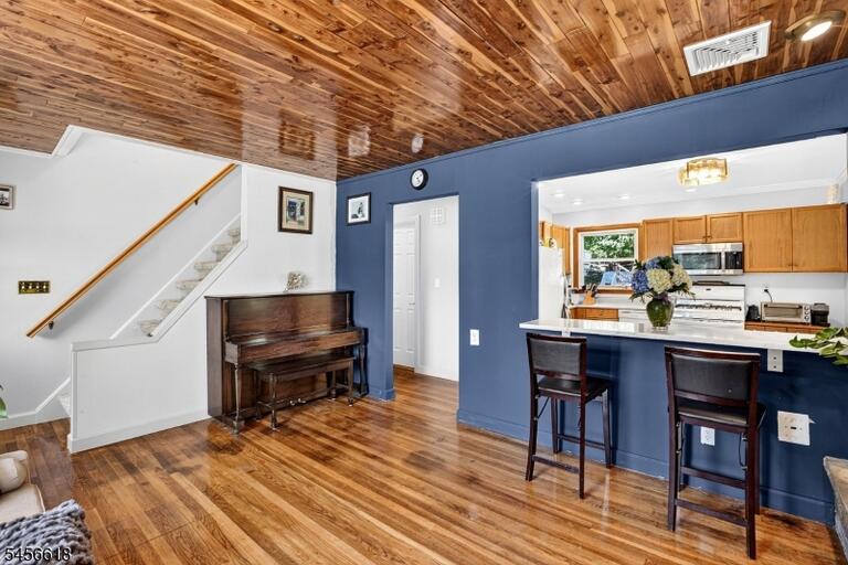 Property listing MLS 4049239 photo 2