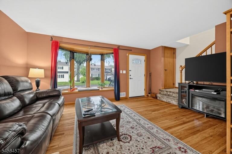 Property listing MLS 4049322 photo 2