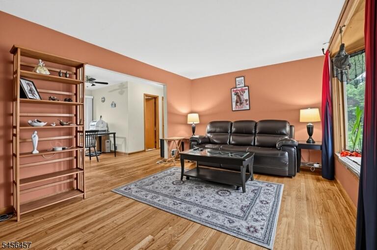 Property listing MLS 4049322 photo 3