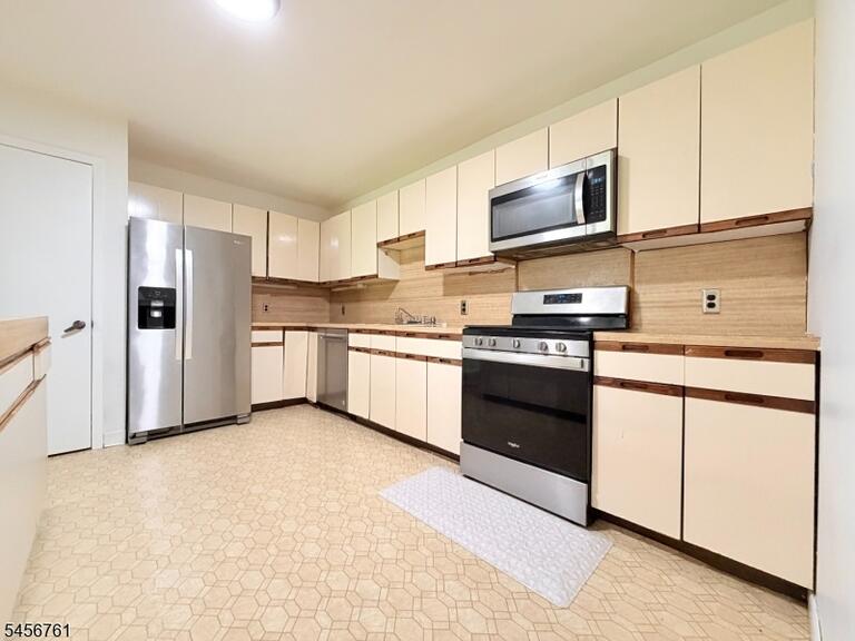 Property listing MLS 4049346 photo 11