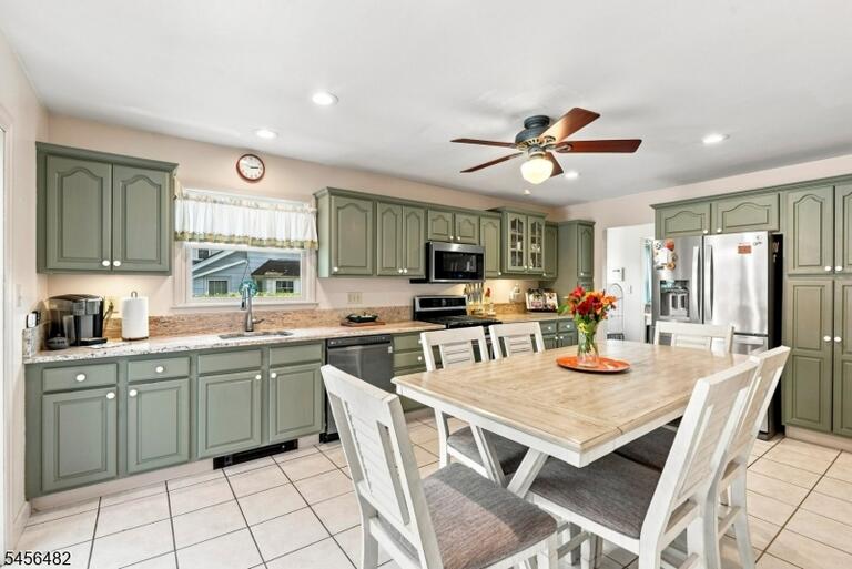 Property listing MLS 4049400 photo 9