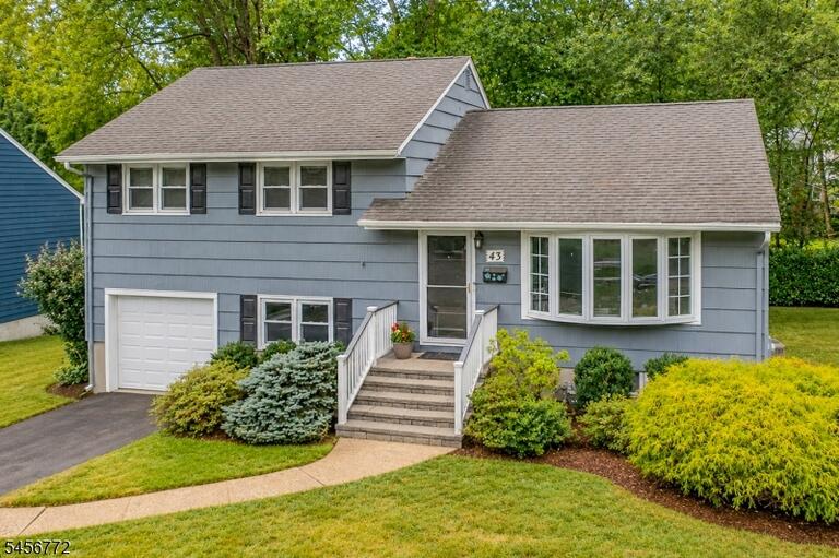 Property listing MLS 4049721 photo 2