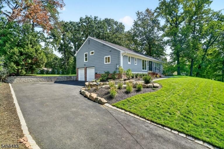 Property listing MLS 4049752 photo 2