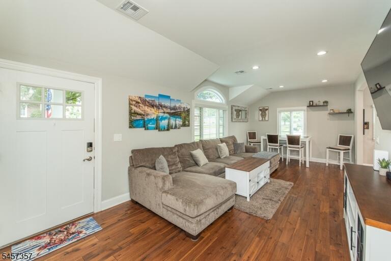 Property listing MLS 4049798 photo 3