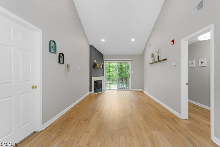 Property listing MLS 4049944 photo 3