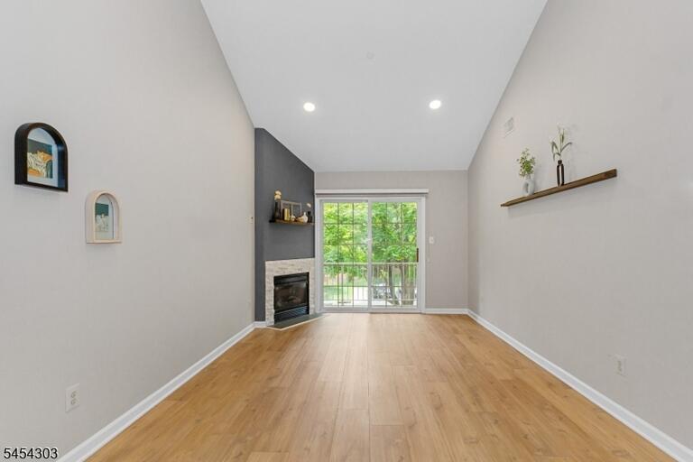 Property listing MLS 4049944 photo 4