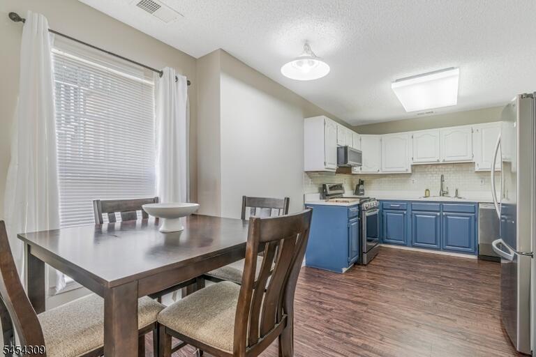 Property listing MLS 4049951 photo 3