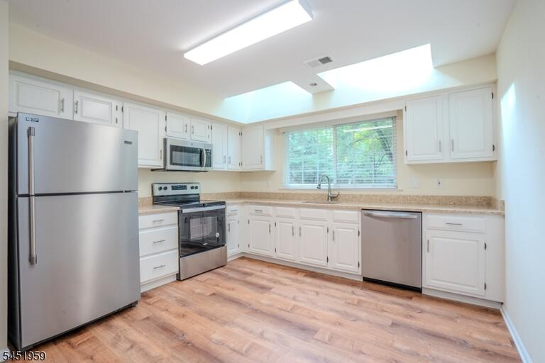 Property listing MLS 4050046 photo 11