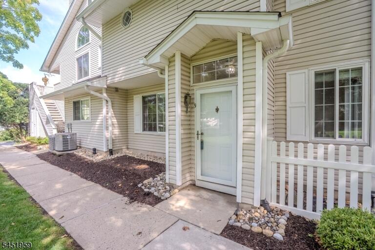 Property listing MLS 4050046 photo 2
