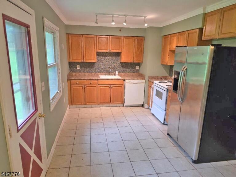 Property listing MLS 4050123 photo 2