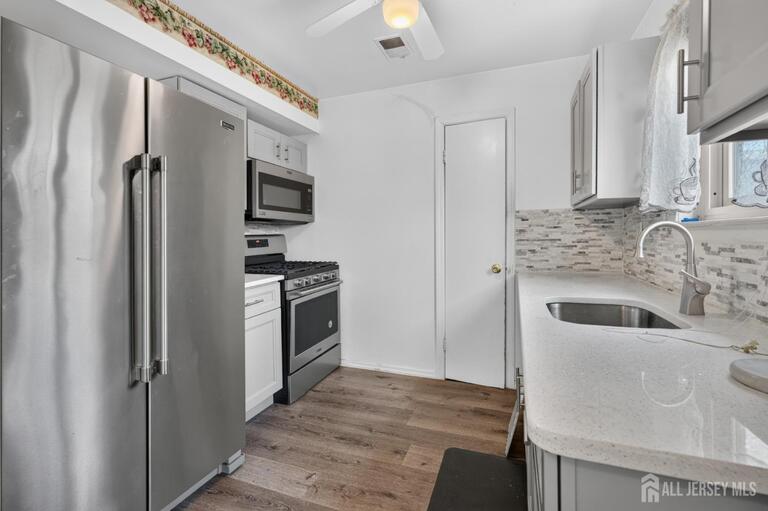 Photo 6 of 809 N Oaks Boulevard, North Brunswick NJ 08902, North Brunswick, NJ