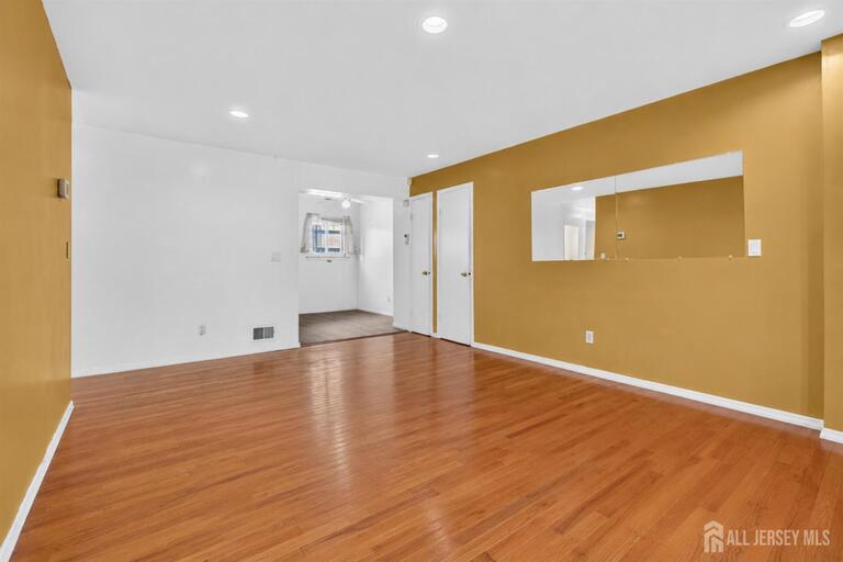Photo 8 of 809 N Oaks Boulevard, North Brunswick NJ 08902, North Brunswick, NJ