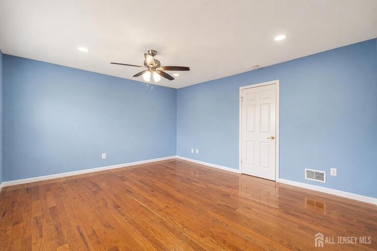 Photo 17 of 3003 N Oaks Boulevard N, North Brunswick NJ 08902, North Brunswick, NJ