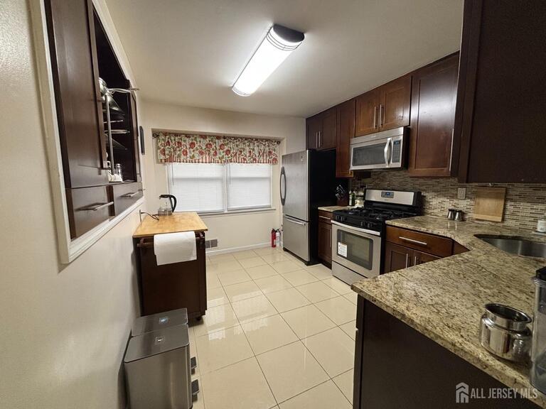 Photo 10 of 6005 N Oaks Boulevard, North Brunswick NJ 08902, North Brunswick, NJ