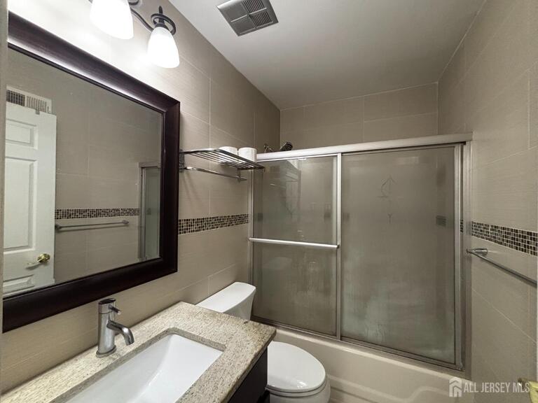Photo 17 of 6005 N Oaks Boulevard, North Brunswick NJ 08902, North Brunswick, NJ