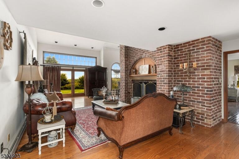 Property listing MLS 4003803 photo 4