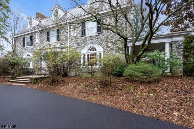 Property listing MLS 4018002 photo 3