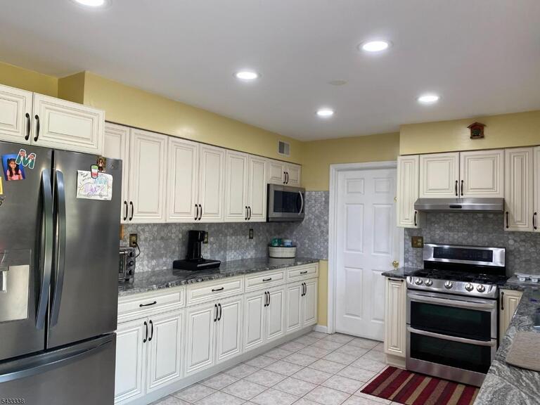 Property listing MLS 4028777 photo 4