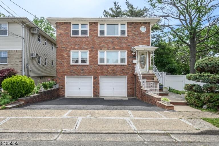 Property listing MLS 4030930 photo 1