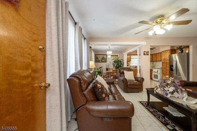 Property listing MLS 4030930 photo 3