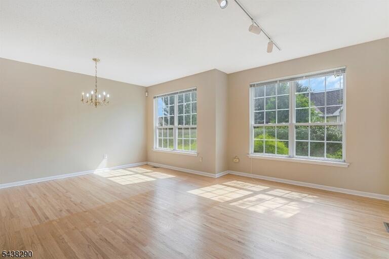 Property listing MLS 4033351 photo 5