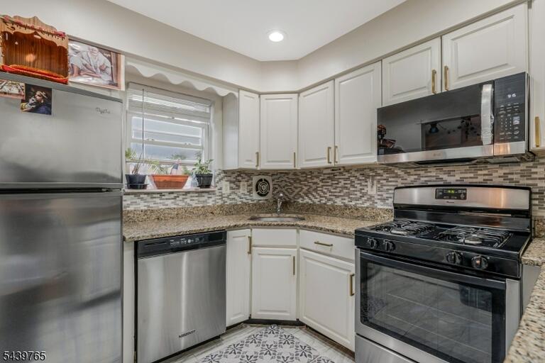 Property listing MLS 4035622 photo 2