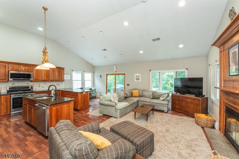 Property listing MLS 4035992 photo 3