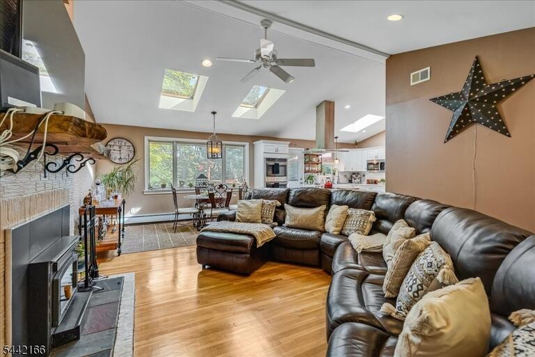 Property listing MLS 4036606 photo 4
