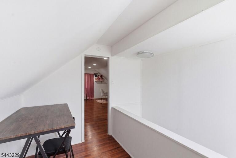 Property listing MLS 4037792 photo 9