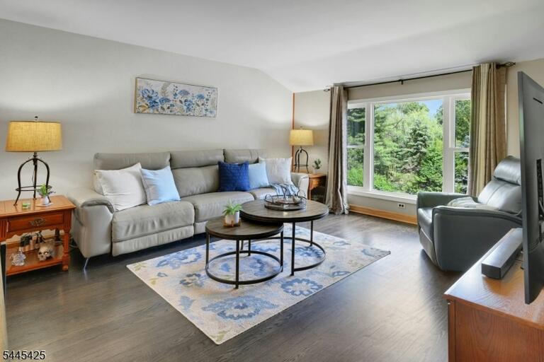 Property listing MLS 4039502 photo 3