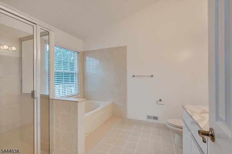 Property listing MLS 4039771 photo 19