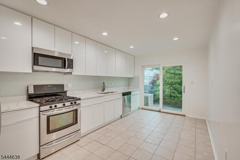 Property listing MLS 4039771 photo 9