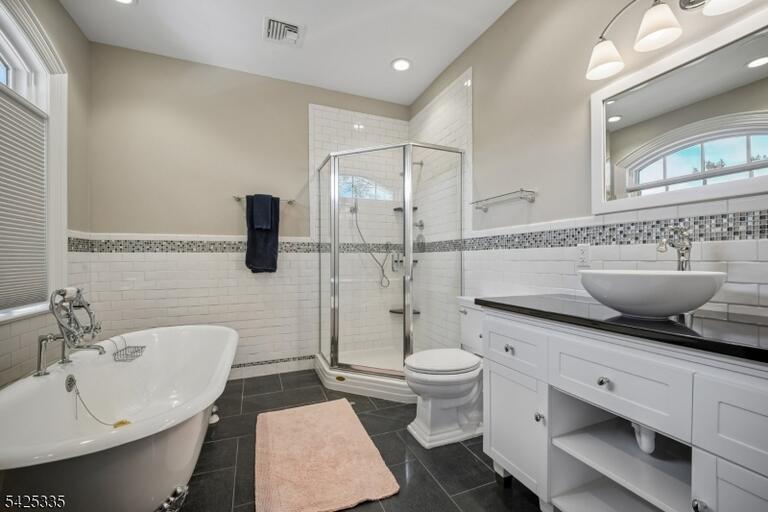 Property listing MLS 4040330 photo 16