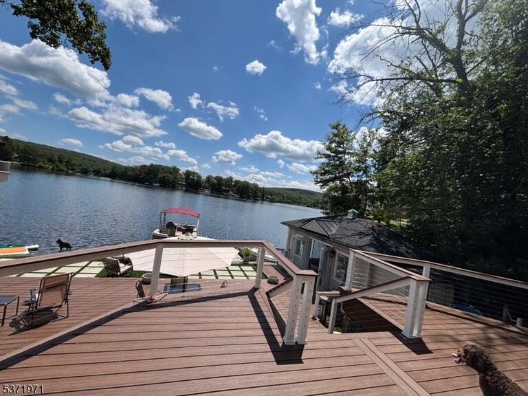 Property listing MLS 4040378 photo 1