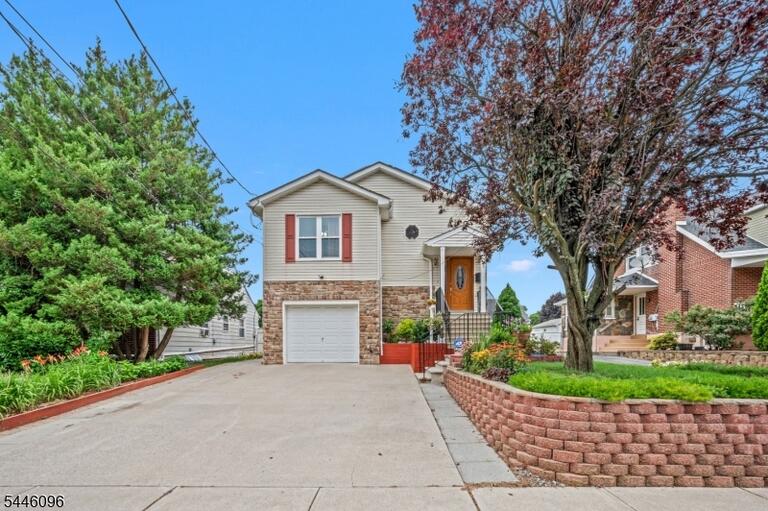 Property listing MLS 4040746 photo 2